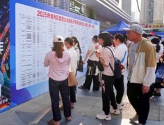 青秀区人社局工做人员现场第三保卡换卡政策